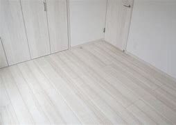 白い床材
