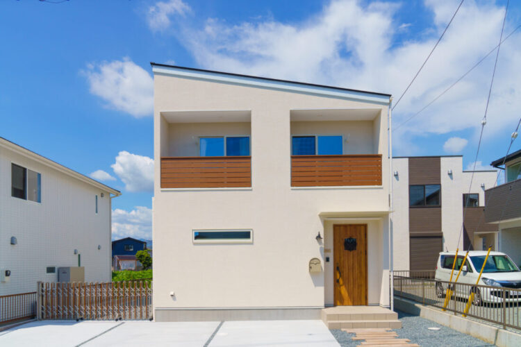白い塗壁の外観