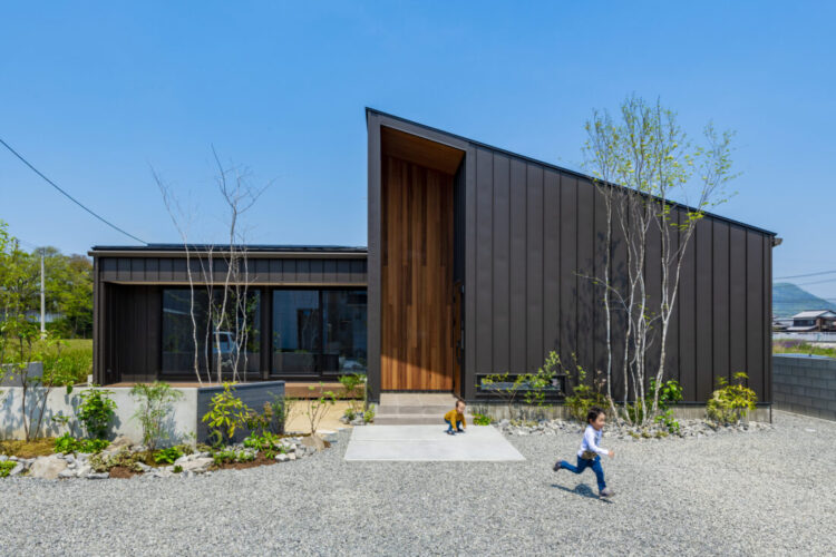 背の高い玄関が出迎える平屋 富士宮市 富士市で建てるシンプルでおしゃれなデザイン注文住宅