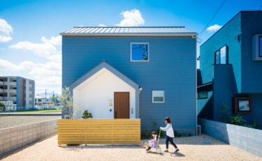 青い三角屋根の家