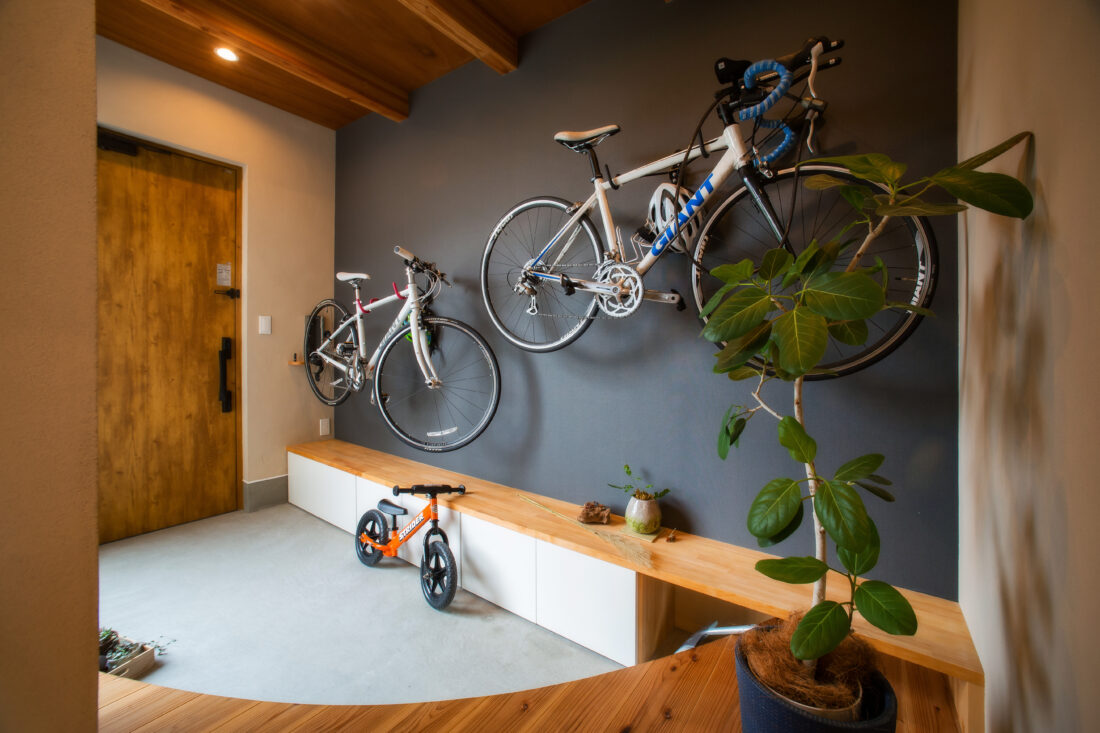 ハンガーパイプで自転車が美しく整理されたトレーニングルーム