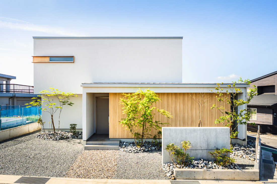 【富士宮市小泉】外に閉じ、内にひらく。景色と暮らす塗り壁の家